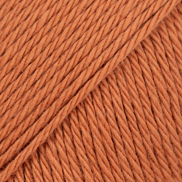 Detailaufnahme von der Wolle DROPS Magic in der Farbe 34 rostrot.
