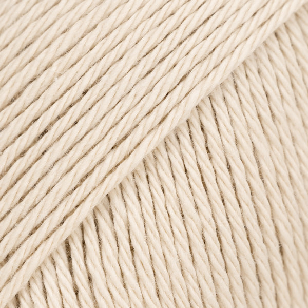 Detailaufnahme von der Wolle DROPS Magic in der Farbe 35 hellbeige.