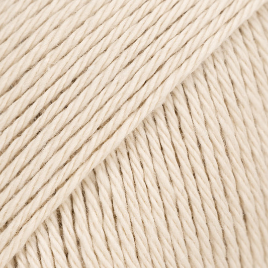 Detailaufnahme von der Wolle DROPS Magic in der Farbe 35 hellbeige.