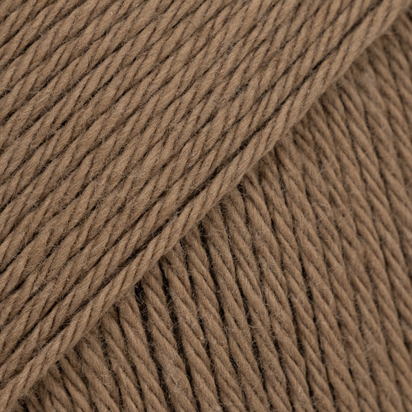 Detailaufnahme von der Wolle DROPS Magic in der Farbe 37 walnuss.