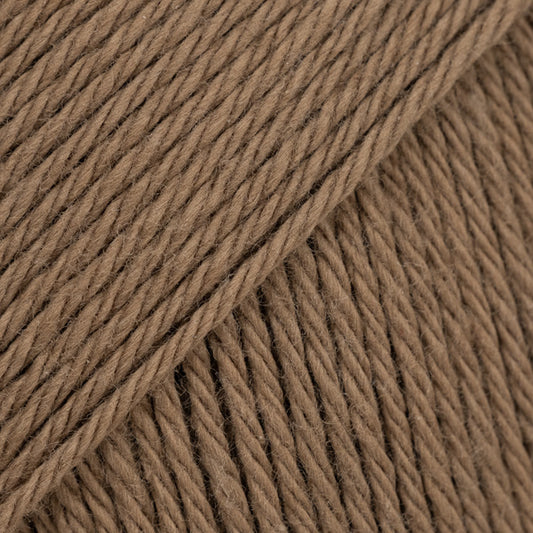 Detailaufnahme von der Wolle DROPS Magic in der Farbe 37 walnuss.