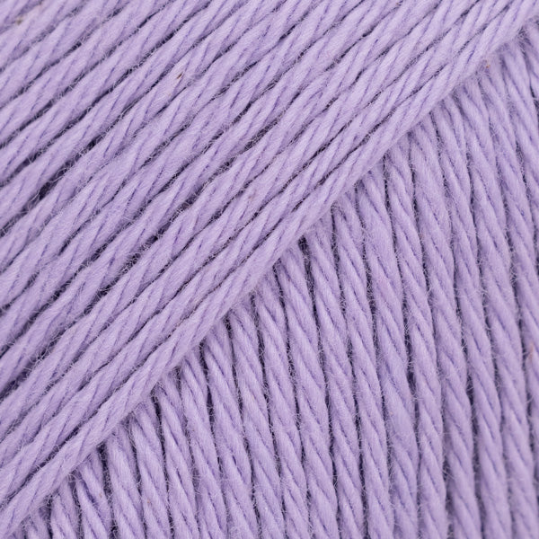 Detailaufnahme von der Wolle DROPS Magic in der Farbe 40 amethyst.