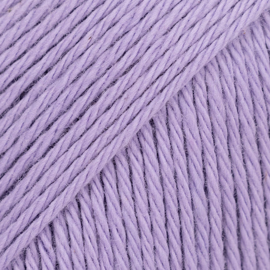 Detailaufnahme von der Wolle DROPS Magic in der Farbe 40 amethyst.