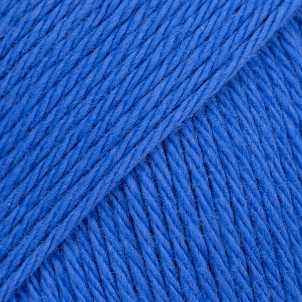 Detailaufnahme von der Wolle DROPS Magic in der Farbe 42 kobaltblau.