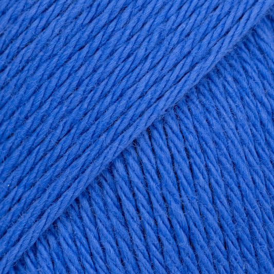 Detailaufnahme von der Wolle DROPS Magic in der Farbe 42 kobaltblau.