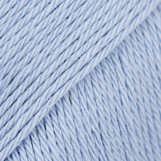 Detailaufnahme von der Wolle DROPS Magic in der Farbe 43 hell jeansblau.