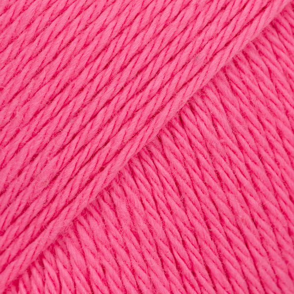Detailaufnahme von der Wolle DROPS Magic in der Farbe 44 rosa flamingo.