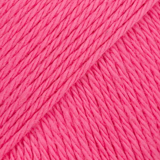 Detailaufnahme von der Wolle DROPS Magic in der Farbe 44 rosa flamingo.