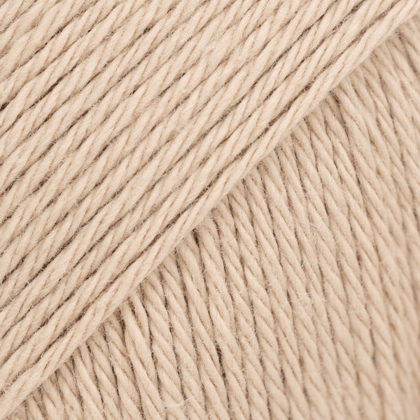 Detailaufnahme von der Wolle DROPS Magic in der Farbe 45 heller sand.
