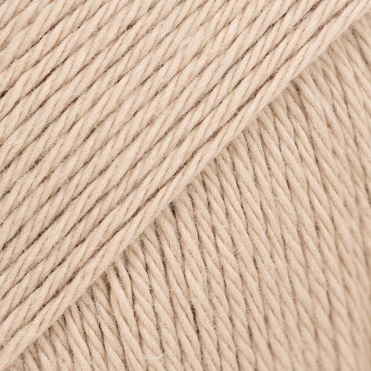 Detailaufnahme von der Wolle DROPS Magic in der Farbe 45 heller sand.