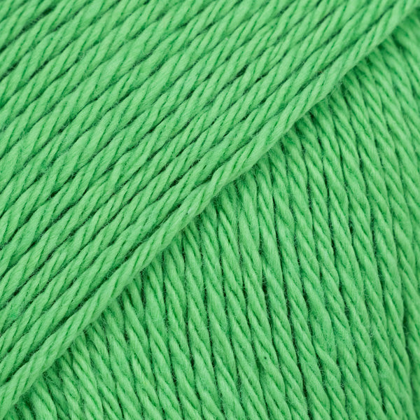 Detailaufnahme von der Wolle DROPS Magic in der Farbe 46 papageiengrün.