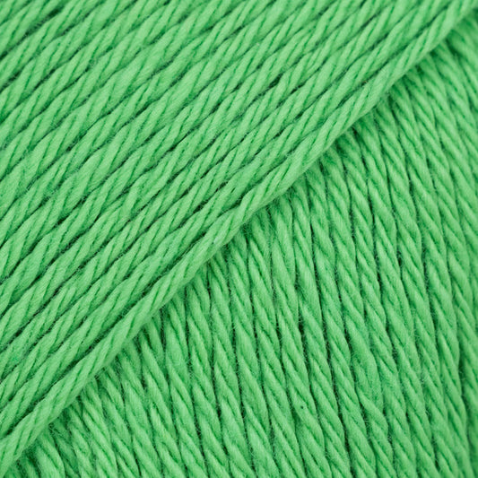 Detailaufnahme von der Wolle DROPS Magic in der Farbe 46 papageiengrün.