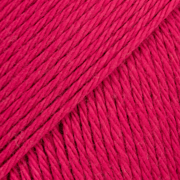 Detailaufnahme von der Wolle DROPS Magic in der Farbe 48 kirsche.