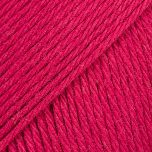 Detailaufnahme von der Wolle DROPS Magic in der Farbe 48 kirsche.