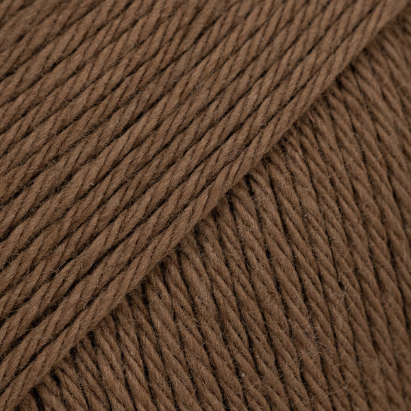 Detailaufnahme von der Wolle DROPS Magic in der Farbe 49 kaffee.