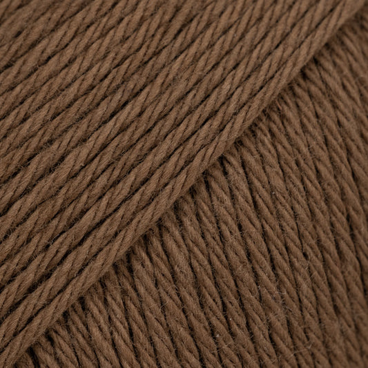 Detailaufnahme von der Wolle DROPS Magic in der Farbe 49 kaffee.