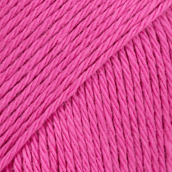 Detailaufnahme von der Wolle DROPS Magic in der Farbe 51 magenta.