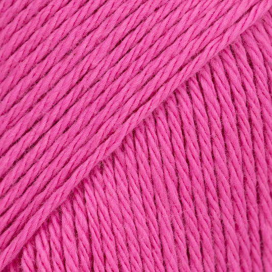 Detailaufnahme von der Wolle DROPS Magic in der Farbe 51 magenta.
