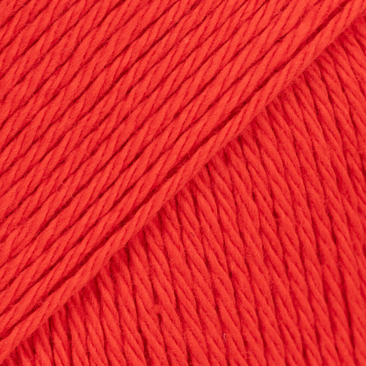 Detailaufnahme von der Wolle DROPS Magic in der Farbe 52 knallrot.