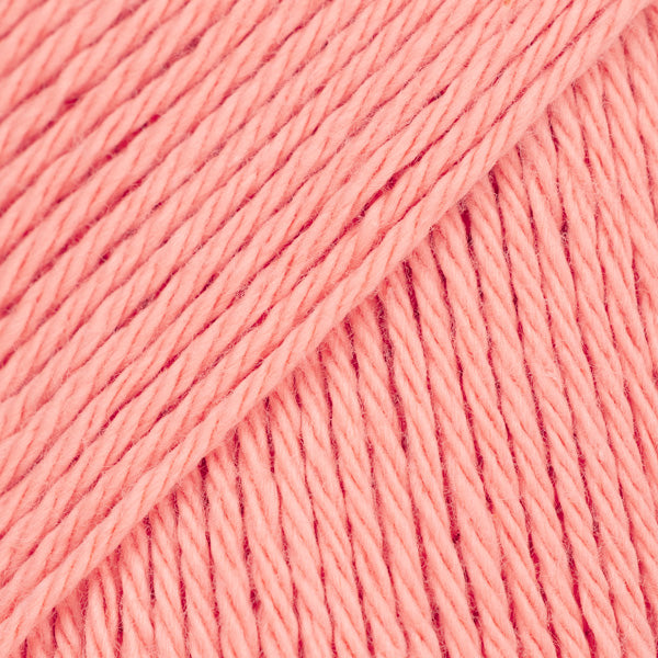 Detailaufnahme von der Wolle DROPS Magic in der Farbe 54 pfirsich.