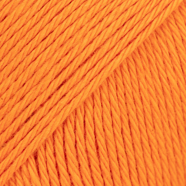 Detailaufnahme von der Wolle DROPS Magic in der Farbe 56 orange.