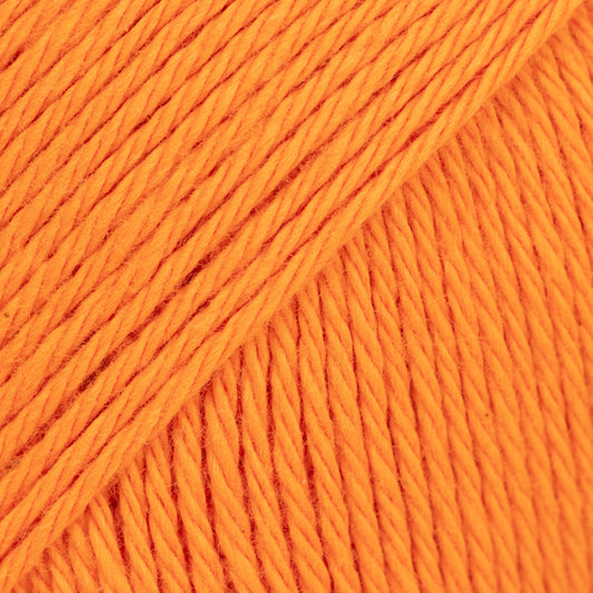 Detailaufnahme von der Wolle DROPS Magic in der Farbe 56 orange.