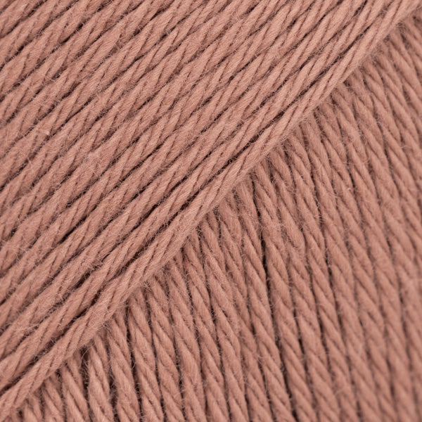 Detailaufnahme von der Wolle DROPS Magic in der Farbe 58 lehm.