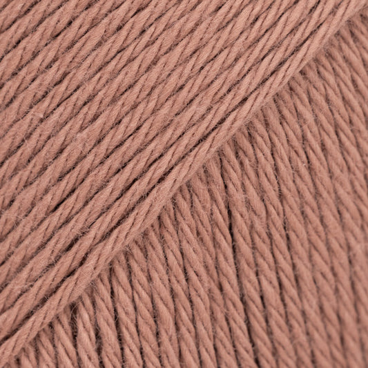 Detailaufnahme von der Wolle DROPS Magic in der Farbe 58 lehm.