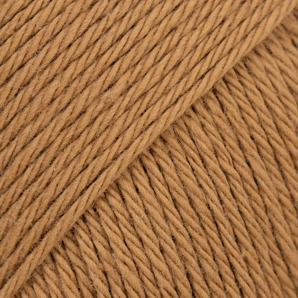 Detailaufnahme von der Wolle DROPS Magic in der Farbe 59 karamell.