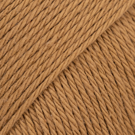 Detailaufnahme von der Wolle DROPS Magic in der Farbe 59 karamell.
