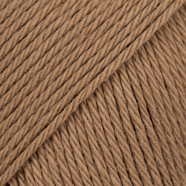 Detailaufnahme von der Wolle DROPS Magic in der Farbe 60 mandel.