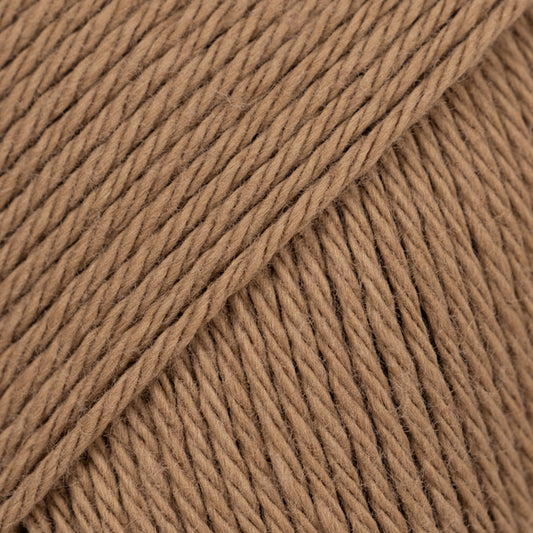 Detailaufnahme von der Wolle DROPS Magic in der Farbe 60 mandel.