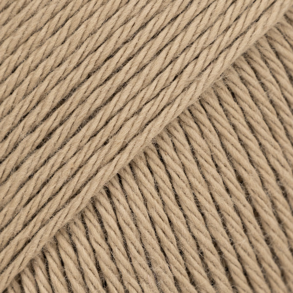 Detailaufnahme von der Wolle DROPS Magic in der Farbe 61 nougat.