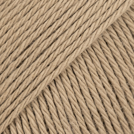 Detailaufnahme von der Wolle DROPS Magic in der Farbe 61 nougat.