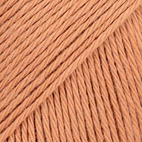 Detailaufnahme von der Wolle DROPS Magic in der Farbe 62 toast.
