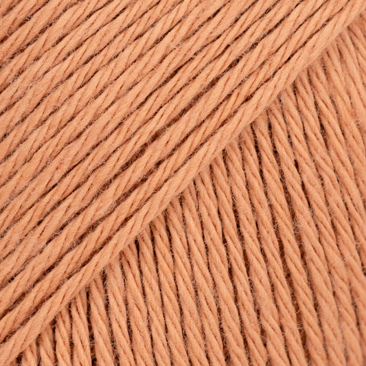 Detailaufnahme von der Wolle DROPS Magic in der Farbe 62 toast.
