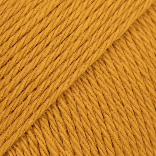 Detailaufnahme von der Wolle DROPS Magic in der Farbe 63 senf.