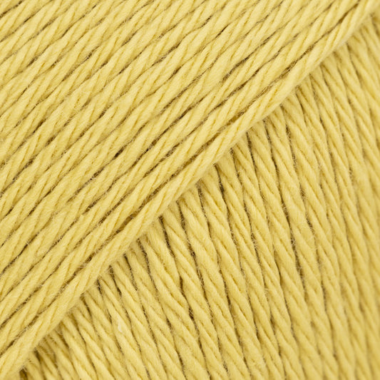 Detailaufnahme von der Wolle DROPS Magic in der Farbe 64 löwenzahn.