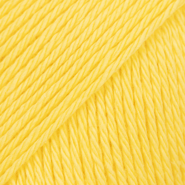 Detailaufnahme von der Wolle DROPS Magic in der Farbe 65 kanariengelb.