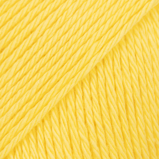 Detailaufnahme von der Wolle DROPS Magic in der Farbe 65 kanariengelb.