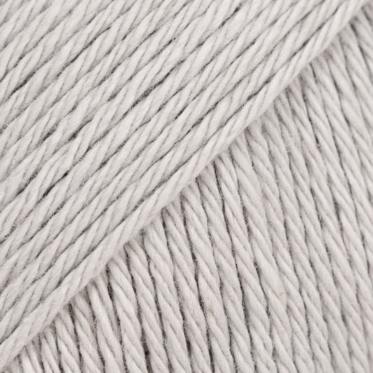 Detailaufnahme von der Wolle DROPS Magic in der Farbe 66 hellgrau.