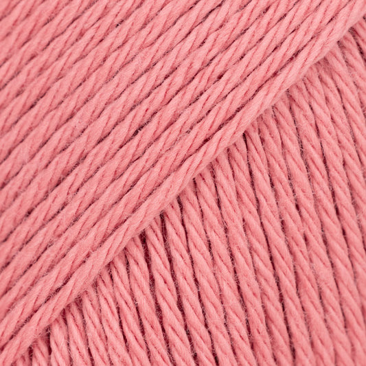 Detailaufnahme von der Wolle DROPS Magic in der Farbe 67 koralle.