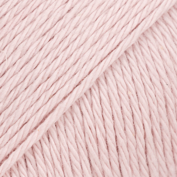 Detailaufnahme von der Wolle DROPS Magic in der Farbe 68 puderrosa.