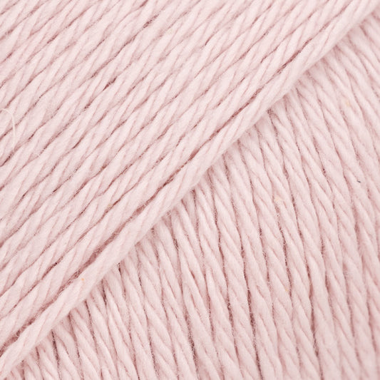 Detailaufnahme von der Wolle DROPS Magic in der Farbe 68 puderrosa.