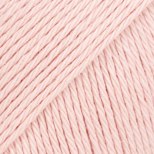 Detailaufnahme von der Wolle DROPS Magic in der Farbe 69 erdbeercreme.