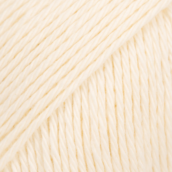 Detailaufnahme von der Wolle DROPS Magic in der Farbe 70 natur.