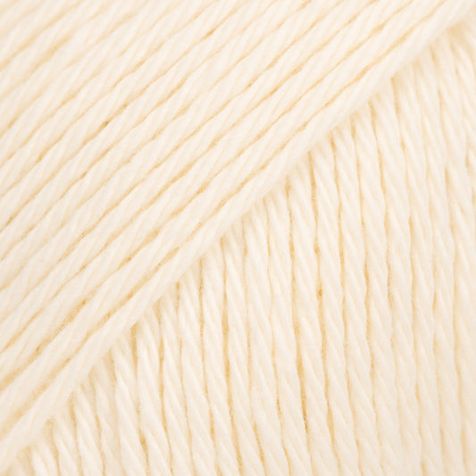 Detailaufnahme von der Wolle DROPS Magic in der Farbe 70 natur.