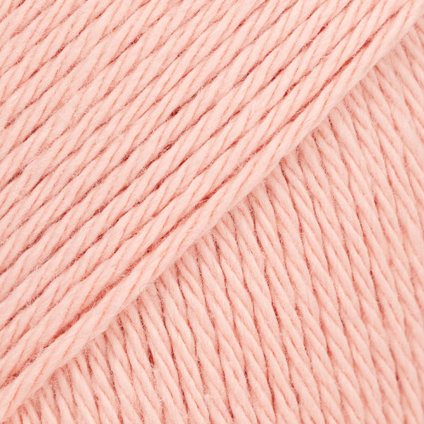 Detailaufnahme von der Wolle DROPS Magic in der Farbe 71 hell pfirsich.