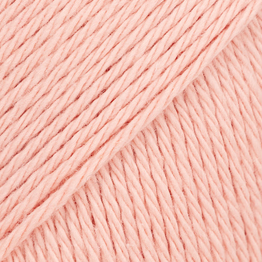 Detailaufnahme von der Wolle DROPS Magic in der Farbe 71 hell pfirsich.
