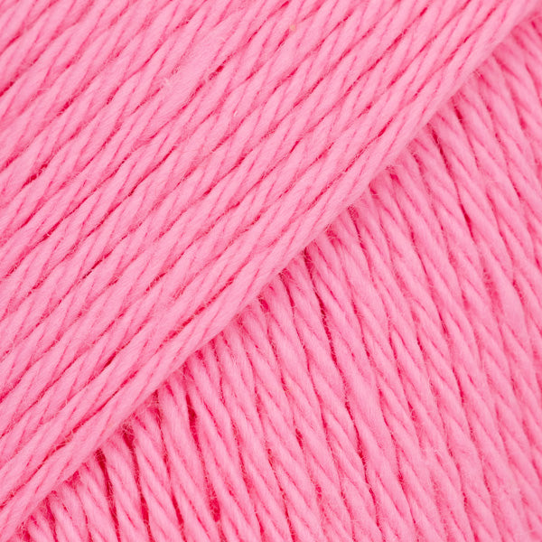 Detailaufnahme von der Wolle DROPS Magic in der Farbe 72 rosenblüte.